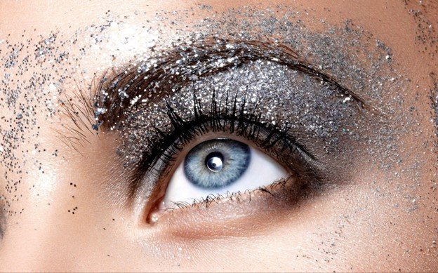 Maquillaje glam con glitter 
